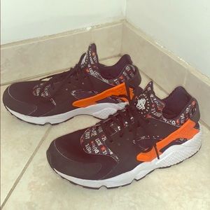Men’s size 10.5 Nike Air Huarache “Just Do It”